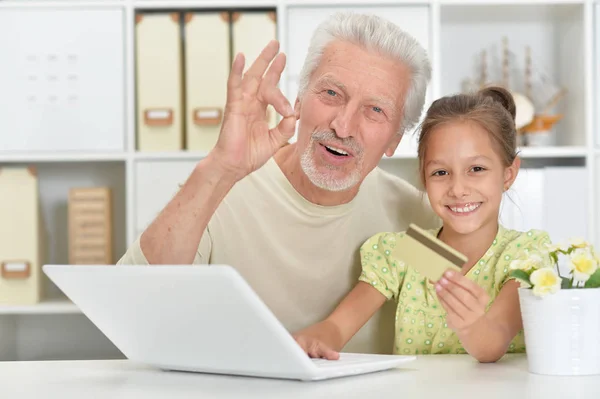 Grandfather Granddaughter Using Laptop Together Girl Holding Credit Card Online — Stock Photo, Image