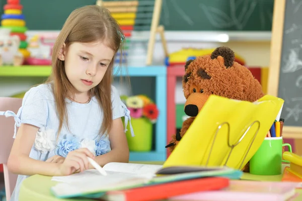 Schattig Schoolmeisje Thuis Studeren — Stockfoto