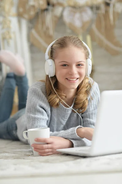 Nastoletnie Dziewczyny Słuchawki Pomocą Laptopa Leżąc Podłodze Domu — Zdjęcie stockowe
