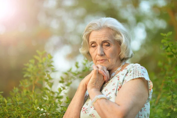 Портрет Красивой Грустной Пожилой Женщины Летнем Парке — стоковое фото