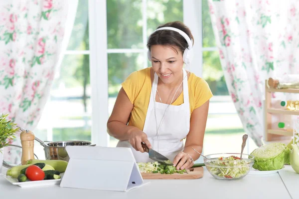 Mujer joven preparando la cena — Foto de Stock