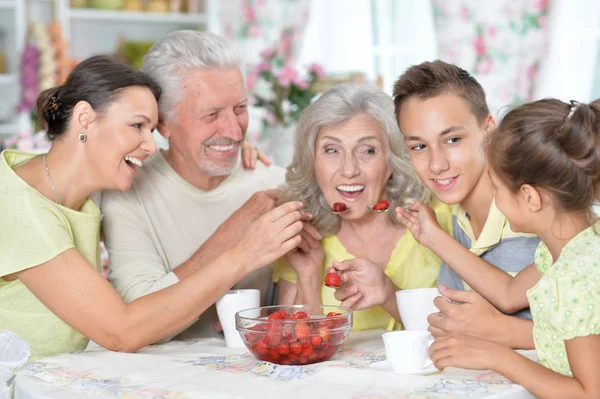 Big Happy Family Eating Fresh Strawberries Kitchen — Stock Photo, Image