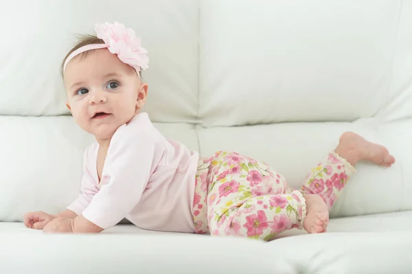 Niedliches Baby Mädchen Auf Hellem Sofa — Stockfoto