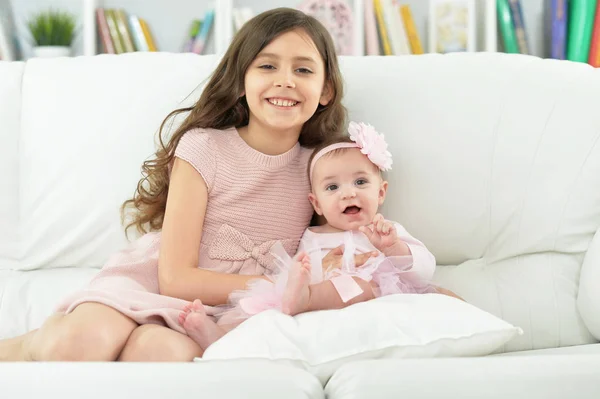 Duas Irmãs Brincando Fundo Leve — Fotografia de Stock