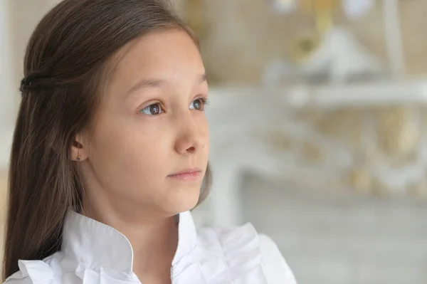 Emocjonalne Dziewczynka Białej Bluzce Pozowanie Domu — Zdjęcie stockowe