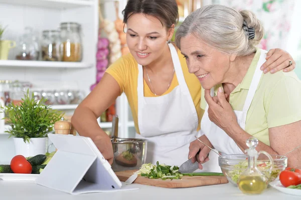 Mère et fille cuisinent ensemble — Photo