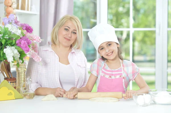 Schattig Meisje Witte Hoed Met Haar Moeder Deeg Maken Keuken — Stockfoto