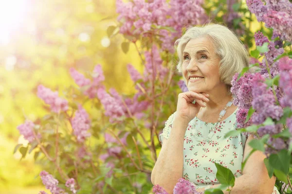 Porträtt Vacker Äldre Kvinna Sommaren Park — Stockfoto