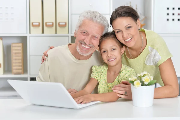 Abuelo Hija Nieta Utilizando Ordenador Portátil Juntos — Foto de Stock