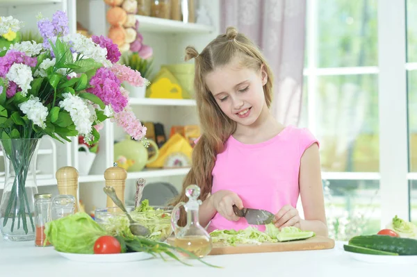 Menina Bonito Preparar Deliciosa Salada Fresca Cozinha — Fotografia de Stock