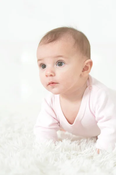 Niedliches Kleines Mädchen Auf Weißer Decke — Stockfoto