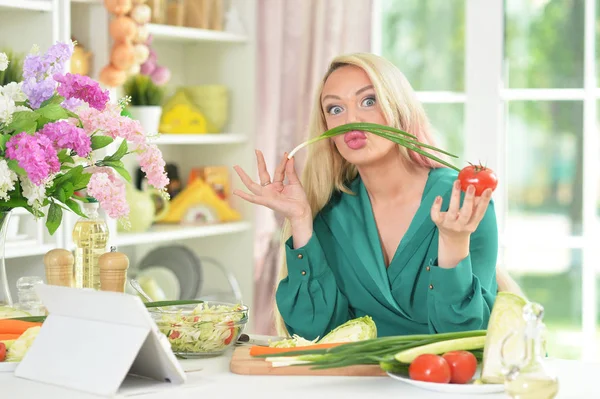 Giovane donna preparare insalata — Foto Stock