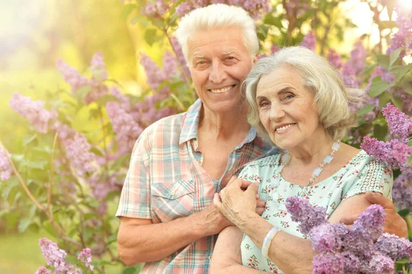 Vacker Äldre Par Poserar Utomhus — Stockfoto