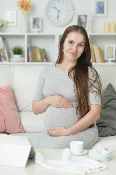 Ευτυχισμένος Έγκυος Γυναίκα Που Ποζάρει Στο Σπίτι — Φωτογραφία Αρχείου