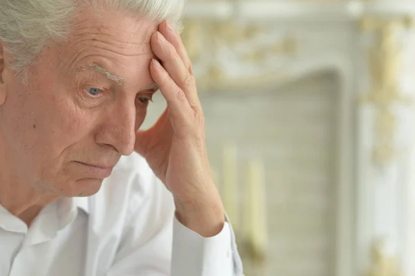 頭痛を自宅で年配の男性 — ストック写真