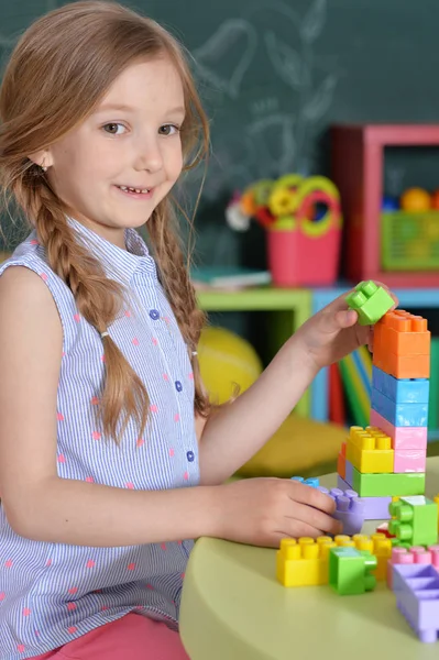 Menina com blocos de plástico coloridos — Fotografia de Stock