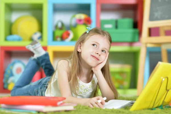 Schattig Schoolmeisje Thuis Studeren — Stockfoto