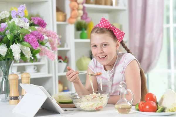 Nettes Mädchen Isst Köstlichen Frischen Salat Der Küche — Stockfoto