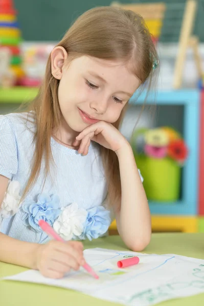 Söt Skolflicka Sitter Vid Bord Och Ritning — Stockfoto