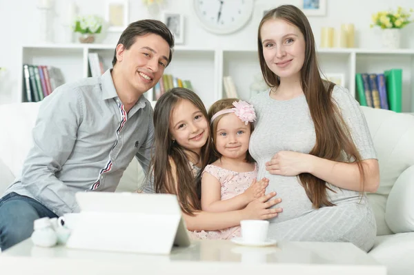 Happy Těhotná Žena Manželem Dětmi Sedí Gauči Doma — Stock fotografie