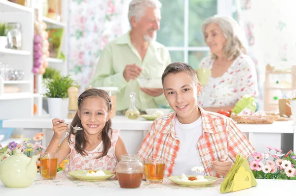 Bror och syster med frukost — Stockfoto