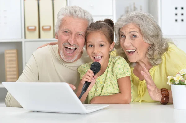 Avós Com Neta Cantando Karaoke Com Laptop Casa — Fotografia de Stock