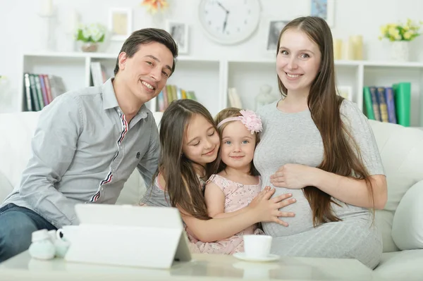 Gelukkig Zwangere Vrouw Met Man Kinderen Zitten Bank Thuis — Stockfoto