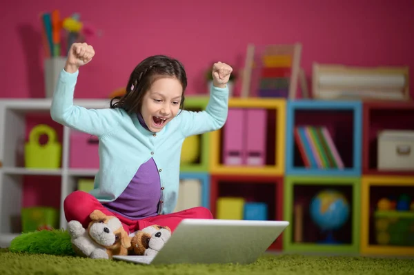 Emotionale Süße Mädchen Mit Laptop Während Auf Dem Boden Hause — Stockfoto