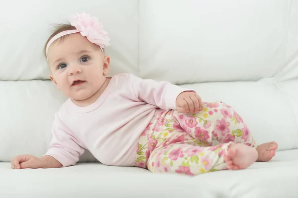 Söt Bedårande Baby Flicka Med Blomma Huvudet — Stockfoto