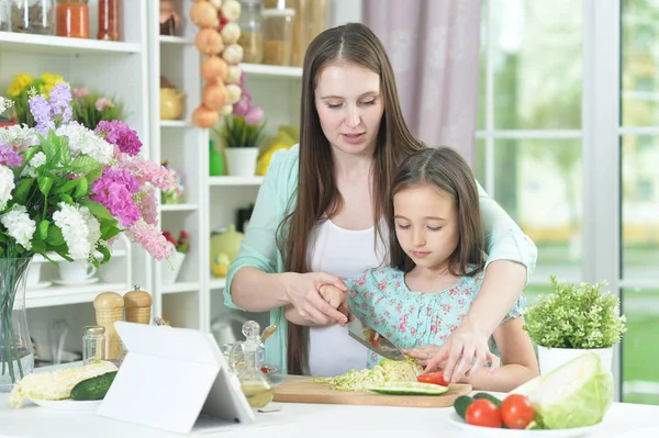 Mutter und Tochter kochen zusammen — Stockfoto