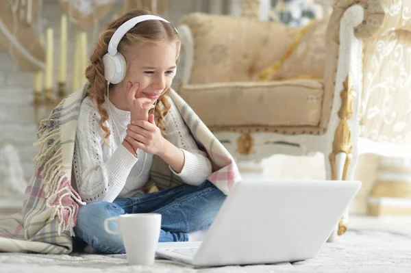 Menina Adolescente Fones Ouvido Usando Laptop Enquanto Sentado Perto Poltrona — Fotografia de Stock
