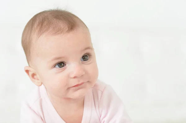 Schattige Mooie Babymeisje Bed — Stockfoto