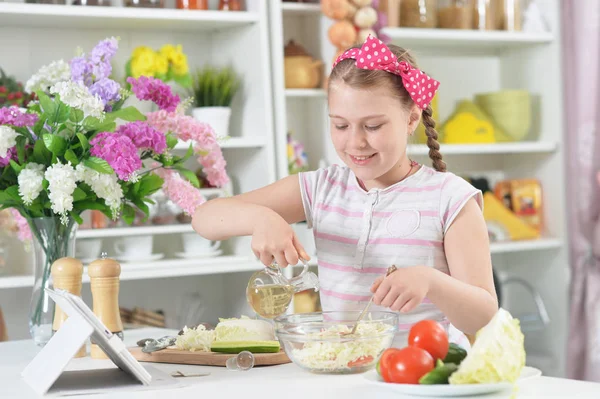 Söt Flicka Förbereder Läcker Färsk Sallad Köket — Stockfoto