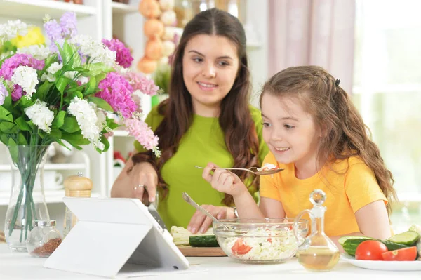 Söt Liten Flicka Med Sin Mamma Laga Mat Tillsammans Vid — Stockfoto