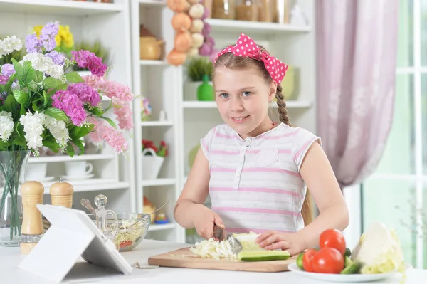 Милая Девушка Готовит Вкусный Свежий Салат Кухне — стоковое фото