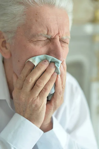 Senior Mit Zahnschmerzen Taschentuch Der Hand — Stockfoto