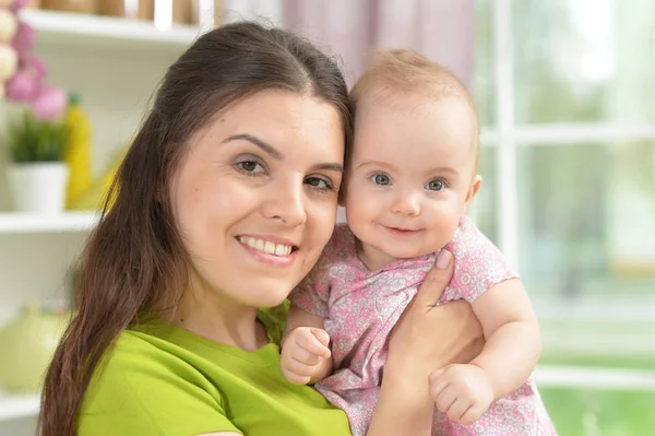 Mujer Joven Con Bebé Niña Casa — Foto de Stock