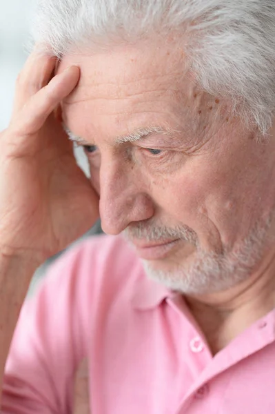 Senior Mit Kopfschmerzen Hause — Stockfoto