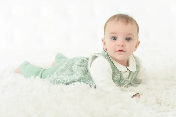 Niedliche Schöne Baby Mädchen Auf Dem Bett — Stockfoto