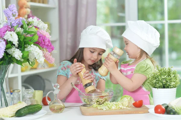 Zwei Entzückende Kleine Mädchen Schürzen Bereiten Köstlichen Salat Mit Kohl — Stockfoto