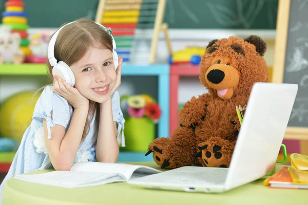 Schattig Meisje Met Behulp Van Laptop Thuis — Stockfoto