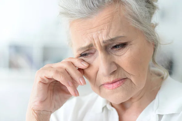 Triste mujer mayor —  Fotos de Stock