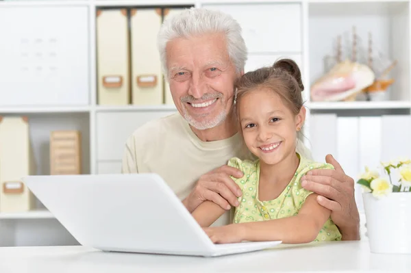 爷爷和孙女一起使用笔记本电脑 — 图库照片