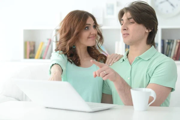 Close Van Portret Van Gelukkige Jonge Paar Laptop Gebruikt Terwijl — Stockfoto