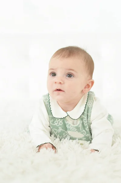 Niedliche Schöne Baby Mädchen Auf Dem Bett — Stockfoto