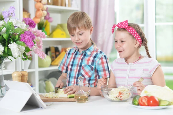 Söta Bror Och Syster Matlagning Tillsammans Köket Pojken Skära Grönsaker — Stockfoto