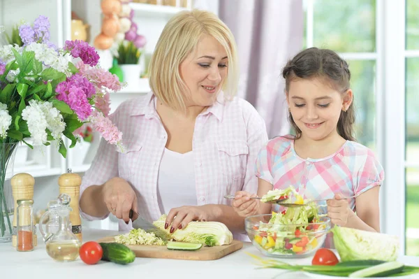 Anne ve kızı birlikte yemek pişiriyor. — Stok fotoğraf