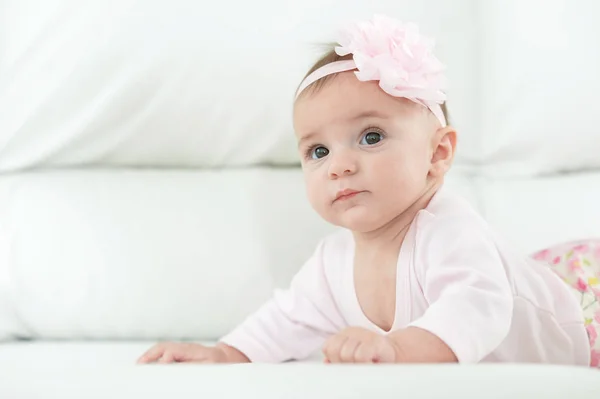 Niedliche Entzückende Baby Mädchen Mit Blume Auf Dem Kopf — Stockfoto