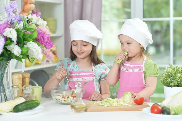 Twee Schattige Kleine Meisjes Schorten Voorbereiding Van Heerlijke Salade Met — Stockfoto