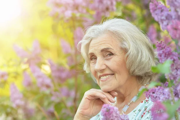 Porträt Einer Schönen Seniorin Sommerpark — Stockfoto